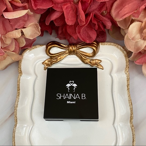 B. Lovely Eyeshadow Duo in Port-Au-Princess and So Deco - Picture 2 of 9